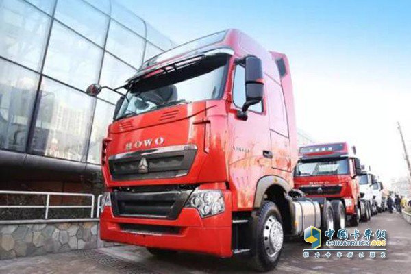 Sinotruck Takes an Order of 305 Units at Product Promotion in Qingdao 