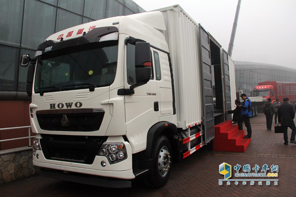 Sinotruck Takes an Order of 305 Units at Product Promotion in Qingdao 