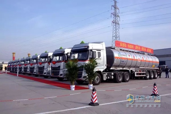 100 Chenglong Hazardous Material Transportation Trucks Delivered to Shandong Cus