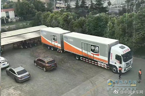 China’s First Hongyan Jieshi C500 Centre-axle Cargo Vehicle Hits the Road