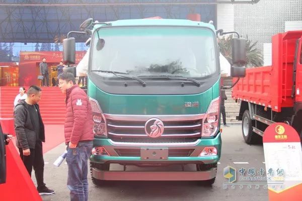 SINOTRUK CDW Lion King Series Trucks Make a Splashy Debut
