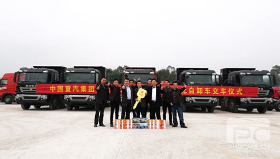 Sinotruck Delivers 12 Howo T5G Dumpers to Its Customers in Chongqing