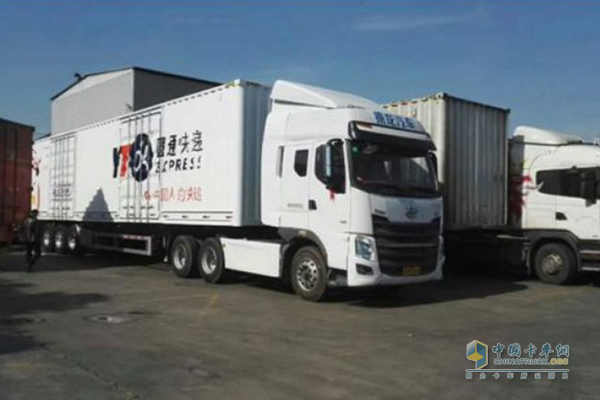 Liuzhou Motor Secures an Order of 500 Units Chenglong Trucks from YTO Express