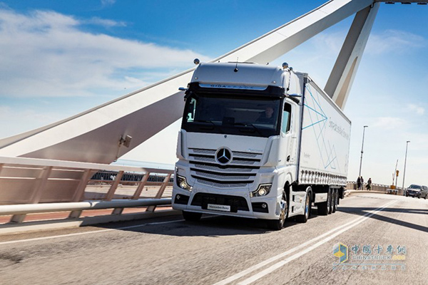 Mercedes-Benz Presents the 5th Generation of Actros Tractor in Chengdu