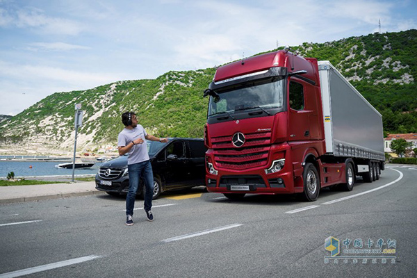 Mercedes-Benz Presents the 5th Generation of Actros Tractor in Chengdu