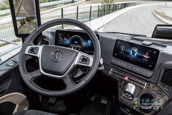 Mercedes-Benz Presents the 5th Generation of Actros Tractor in Chengdu