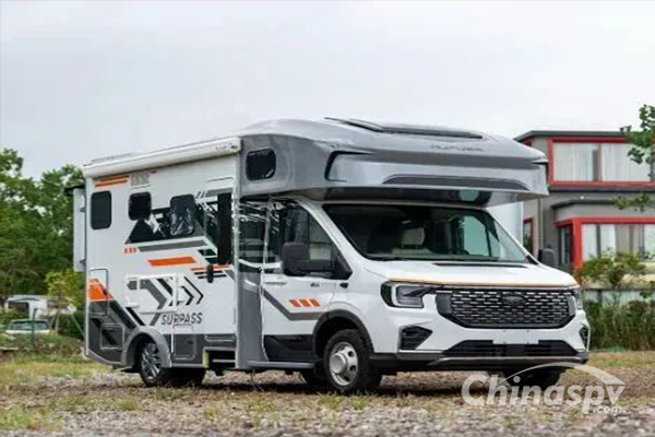 River F820 Dual-expansion RV