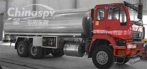 Sinotruk four-cabin double pump refueling truck