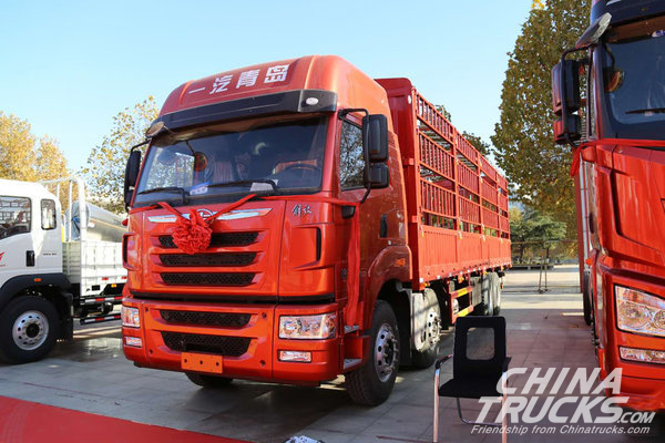 Qingdao Jiefang 500 Horsepower JH6 Attends Jinan Commercial Vehicle Exhibition