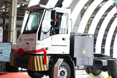 Hongyan 4x2 Offset Head Port Tractor Launched onto Market 