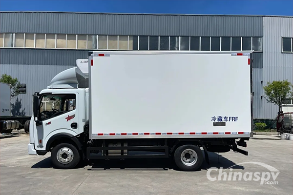 Dongfeng Xingyun 4.2-meter Refrigerated Truck