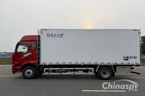 6.8-meter Jiefang J6L Refrigerated Truck
