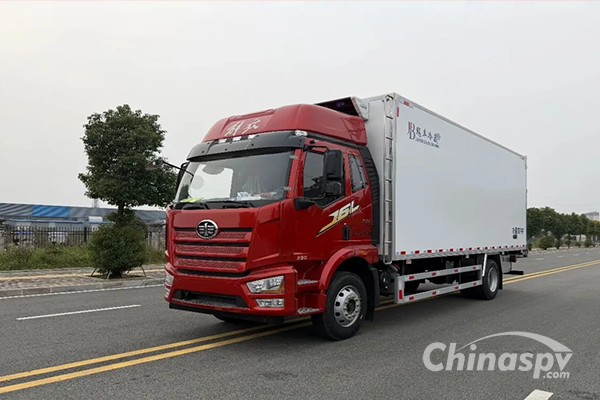 6.8-meter Jiefang J6L Refrigerated Truck