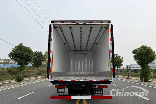 6.8-meter Jiefang J6L Refrigerated Truck