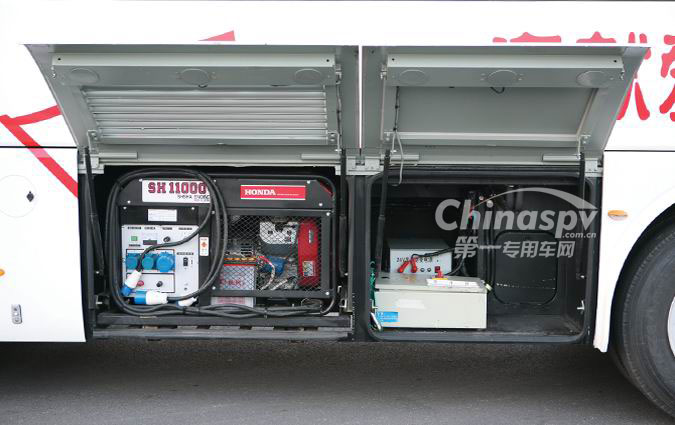 FAW TRUCKS Debuts J7 and Tiger 6G