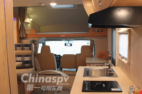 FAW TRUCKS Debuts J7 and Tiger 6G
