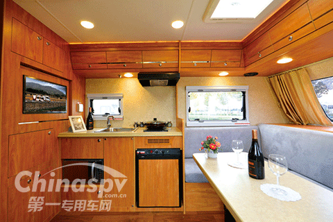 FAW TRUCKS Debuts J7 and Tiger 6G