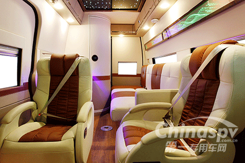 FAW TRUCKS Debuts J7 and Tiger 6G