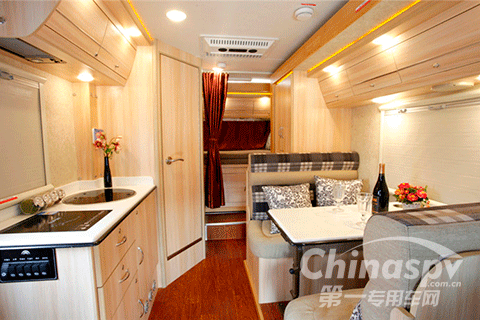 FAW TRUCKS Debuts J7 and Tiger 6G