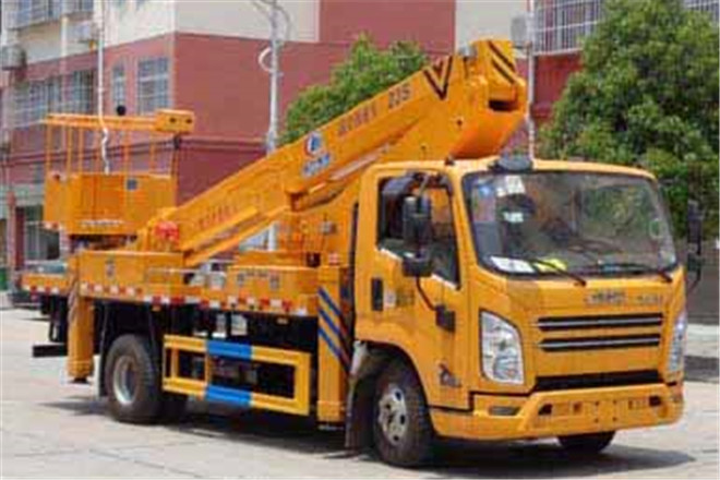 FAW TRUCKS Debuts J7 and Tiger 6G