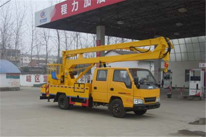 FAW TRUCKS Debuts J7 and Tiger 6G