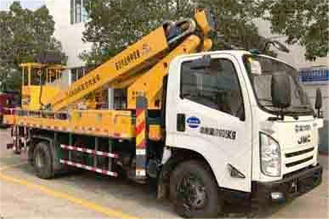 FAW TRUCKS Debuts J7 and Tiger 6G