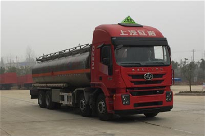FAW TRUCKS Debuts J7 and Tiger 6G
